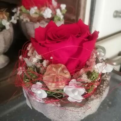 Gesteck mit Rosen